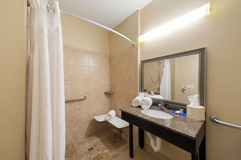 Holiday Inn Express Bloomington West 67/68
