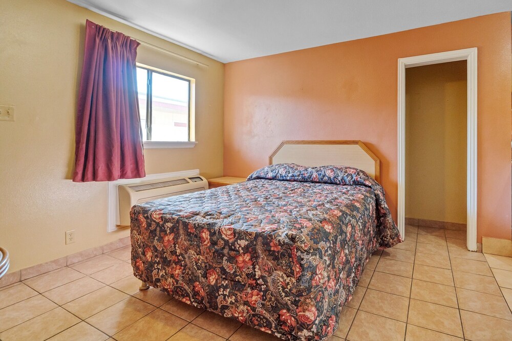 Queen Bed with Kitchenette Non - Smoking