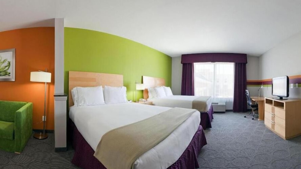 Holiday Inn Express Suites Clute Lake Jackson 24/63