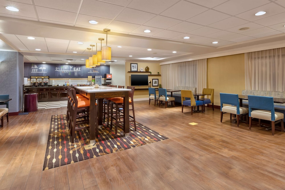 Hampton Inn Waterbury Ct 16/22
