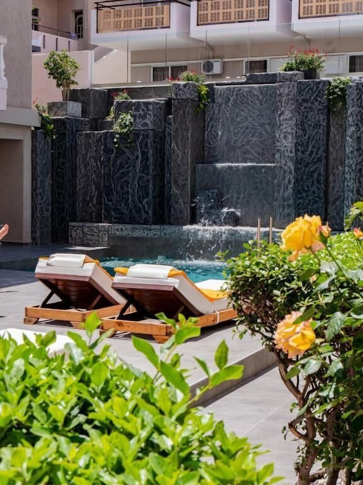 Elmi Suites 52/55