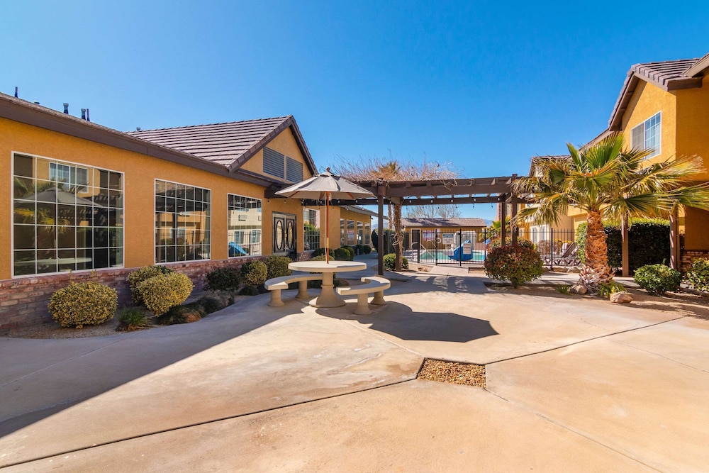 Comfort Inn and Suites Mojave CA 3/46