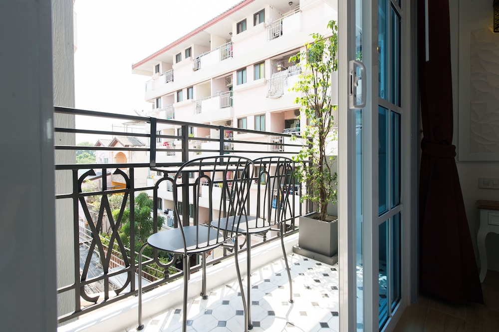 White Ivory Bed Breakfast 3/25