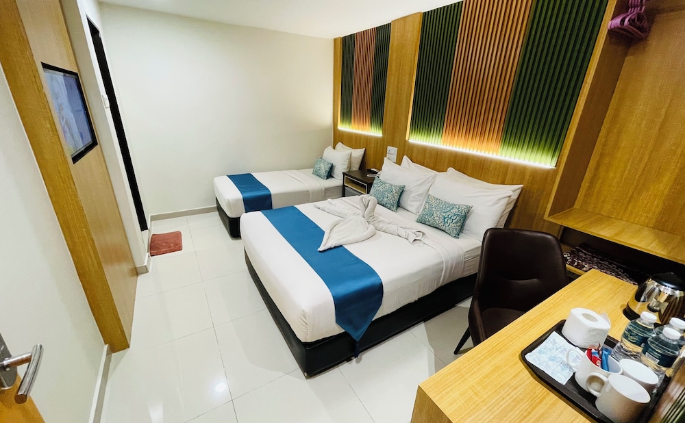Deluxe, Triple, 1 Queen and 1 Single Bed