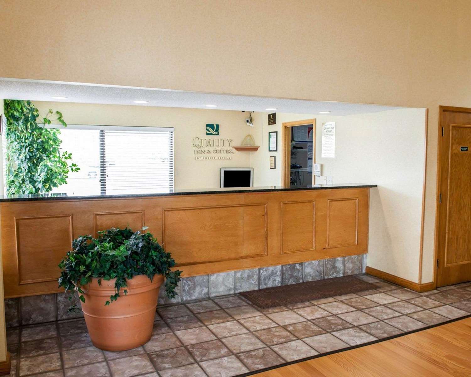 Lafayette Inn & Suites 9/48