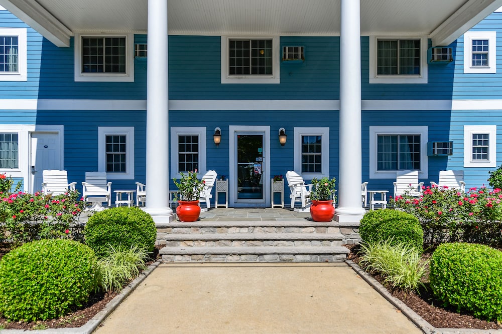 Commander Beach House Hotel 5/50