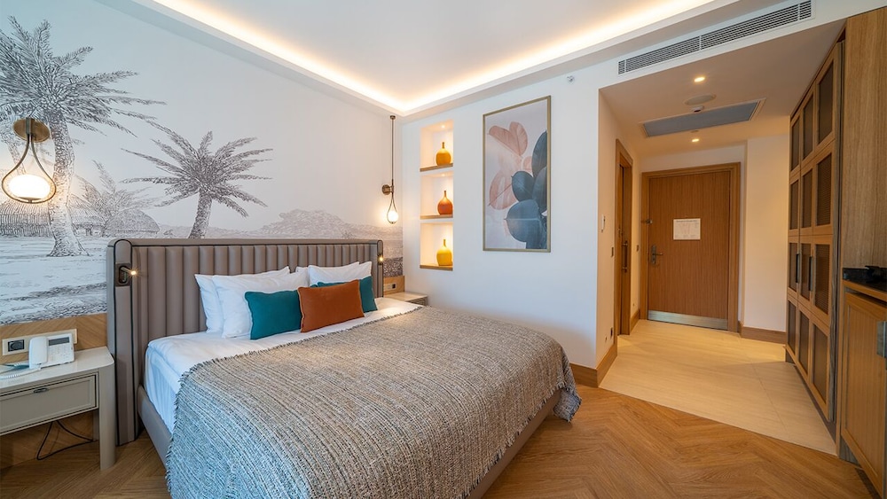STANDARD ROOM POOL ACCESS VIA STAIRS