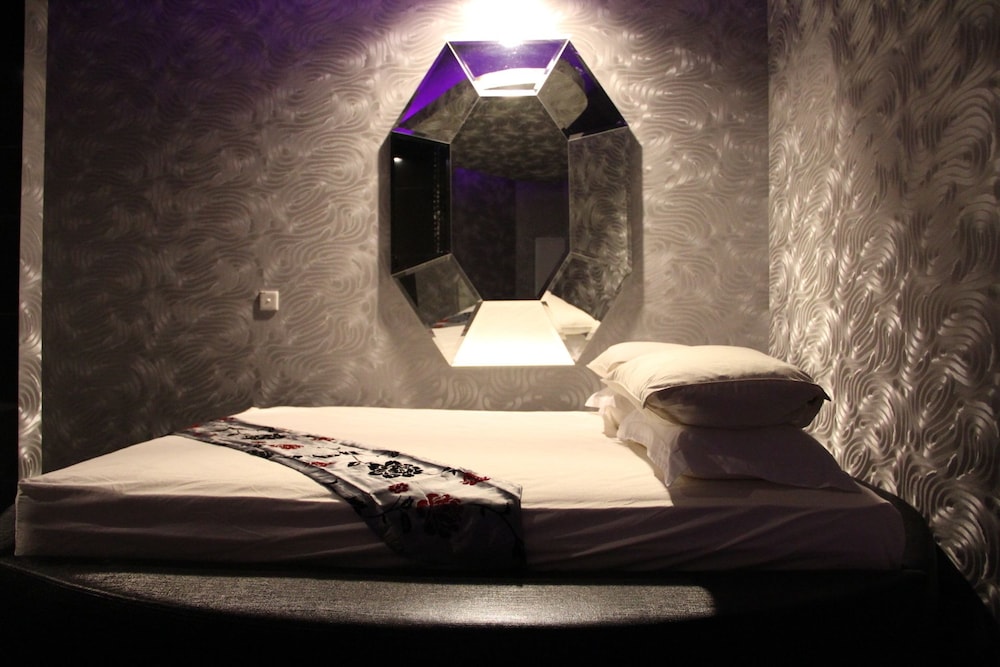 EXECUTIVE, SUITE
