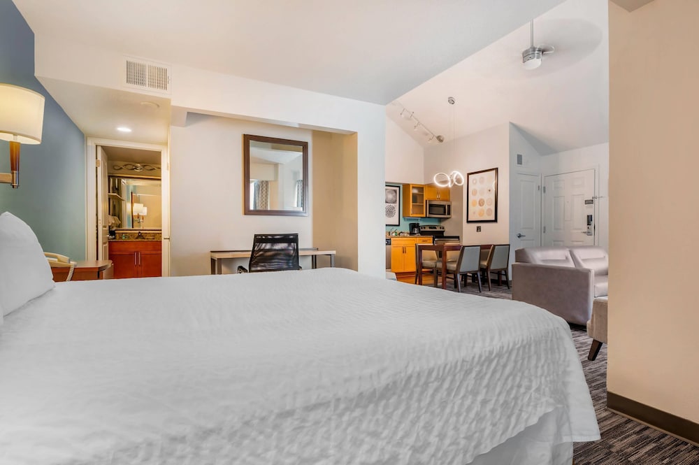 SUITE, MULTIPLE BEDS