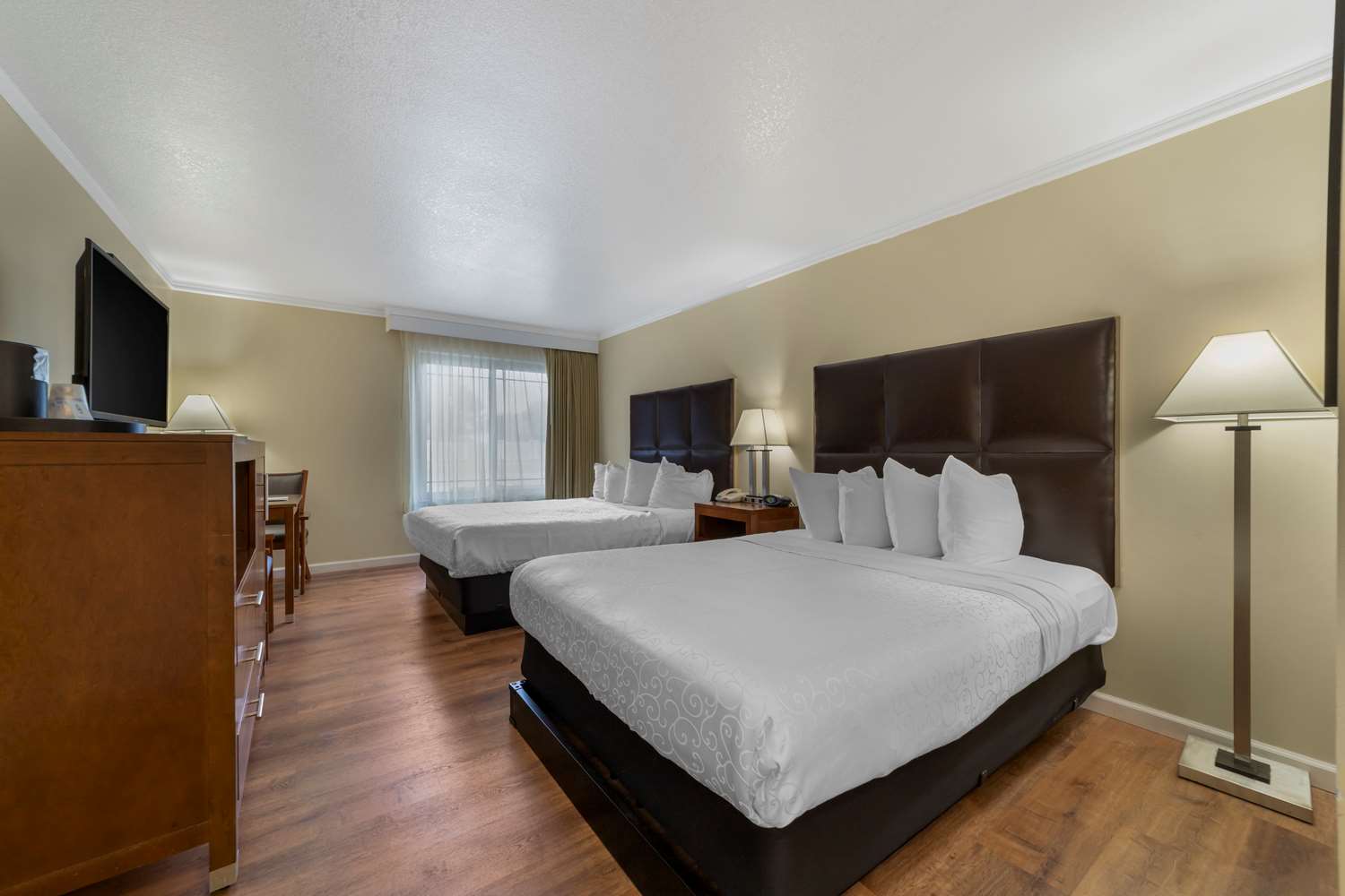 Room, 2 Queen Beds, Exterior Entrance، Best Western Plus Northwoods Inn 4/7