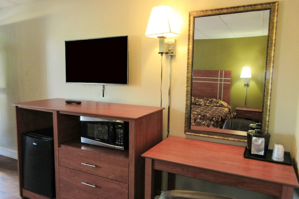 Rodeway Inn Swansea, MA 35/42