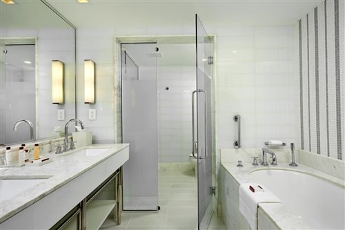 غرفة بسرير كوين بإطلالة على البحر