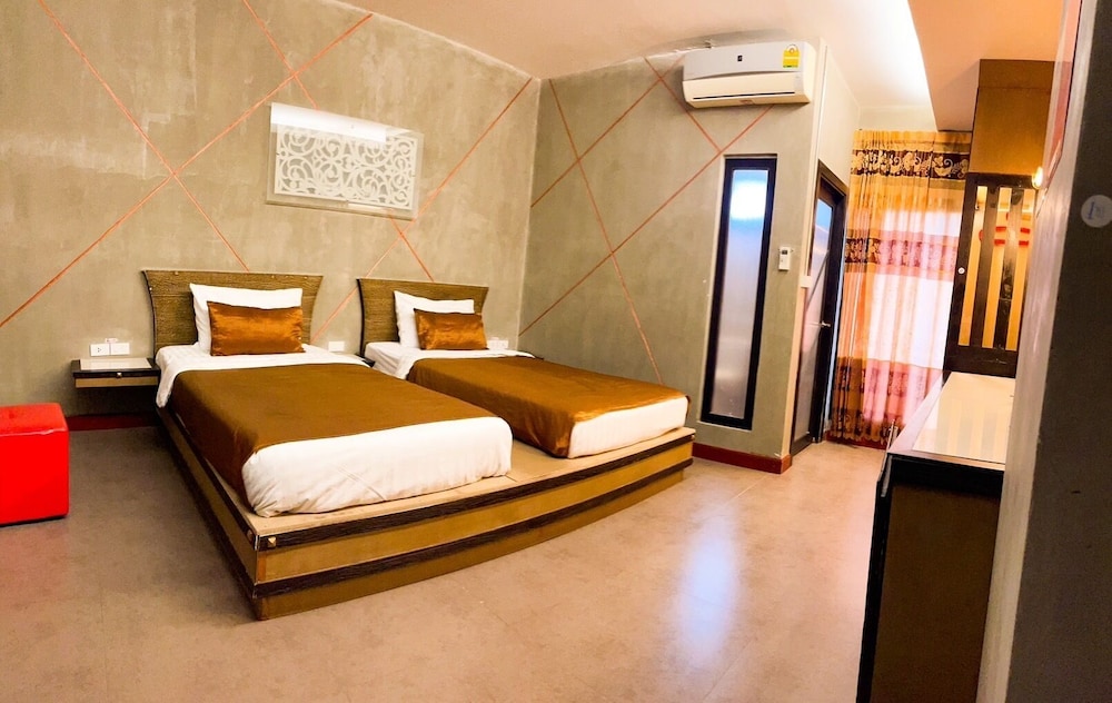 DELUXE, DOUBLE OR TWIN BED