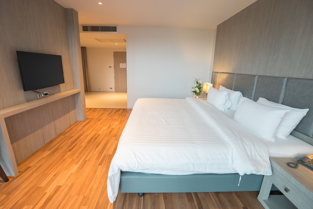 New Season Square Hotel 15/39