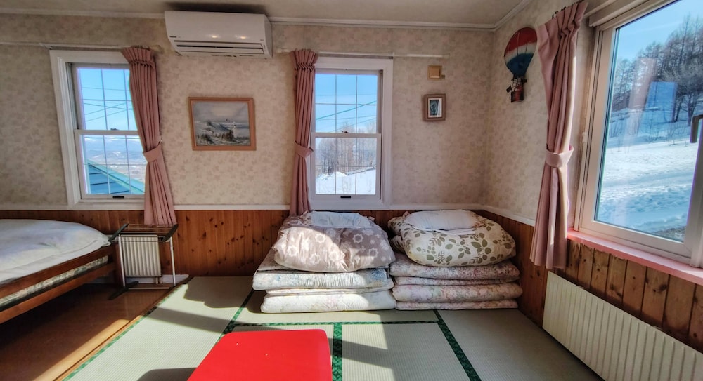 FAMILY, SHARED BATHROOM