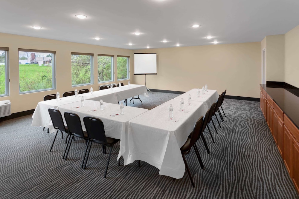 Ramada By Wyndham Hendersonville 16/22