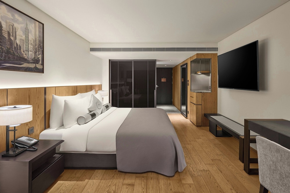 Oasis, King Bed, City View