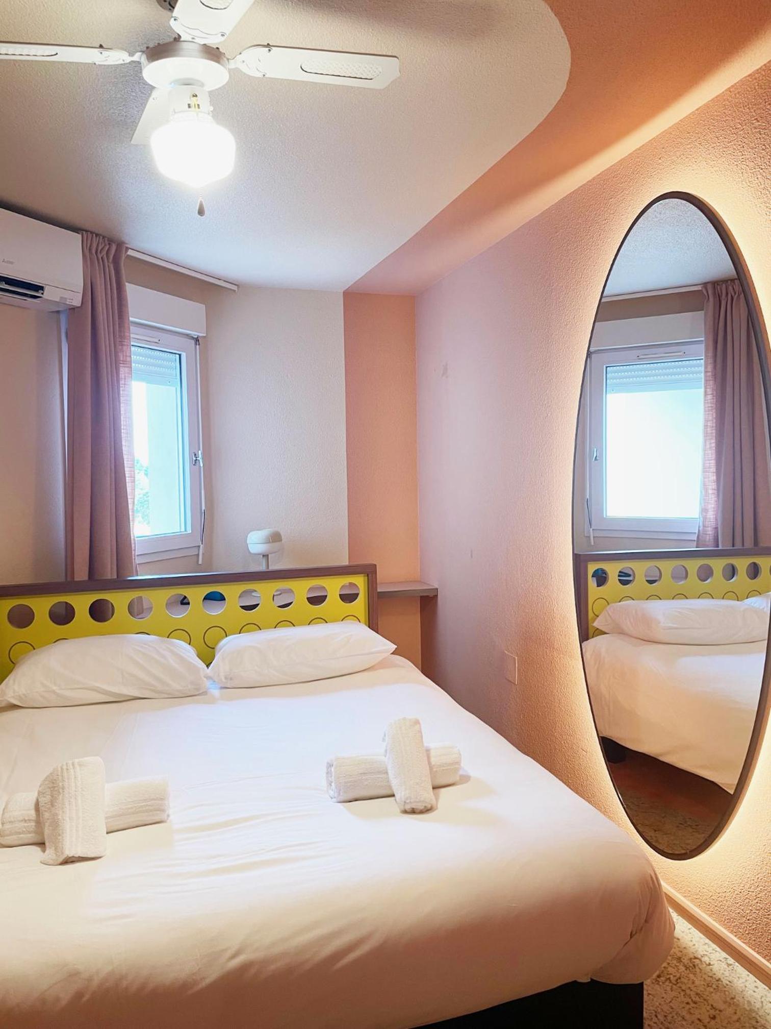 ROOM, TRIPLE, 1 DOUBLE AND 1 SINGLE BED