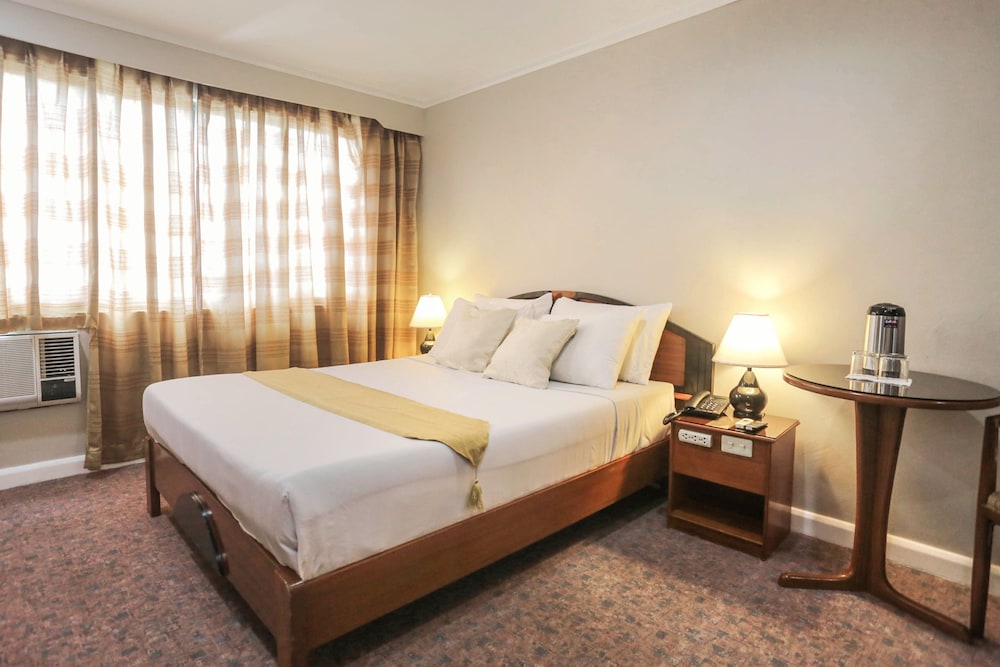 Holiday Plaza Hotel 51/86
