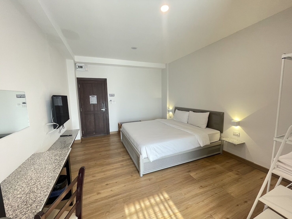 Chonlapruk Lakeside Hotel 25/56