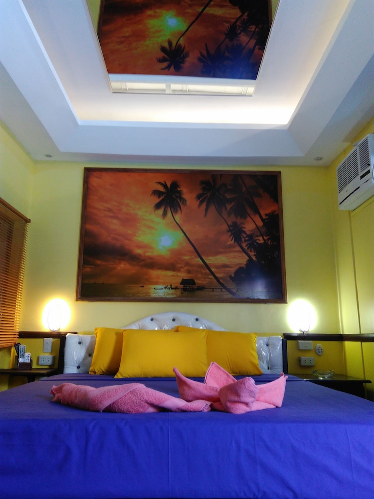 SUPERIOR, SINGLE, QUEEN BED