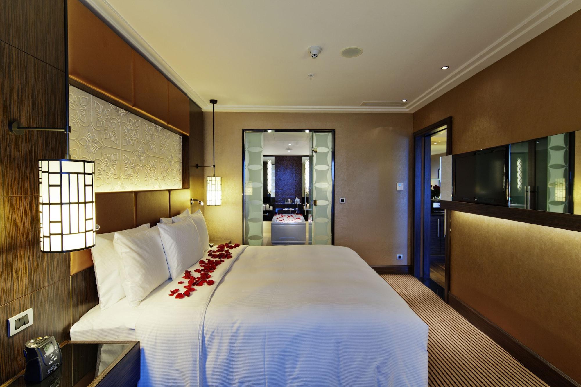 Casino, Suite, King Bed, Club Lounge Access