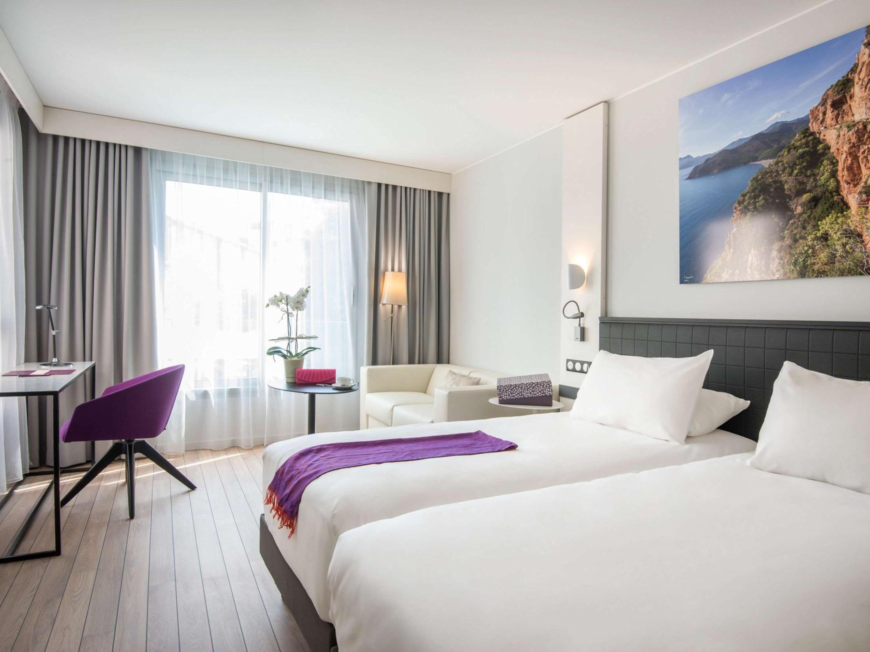 غرفة بريفيليج بسريرين منفصلين بإطلالة على المسبح