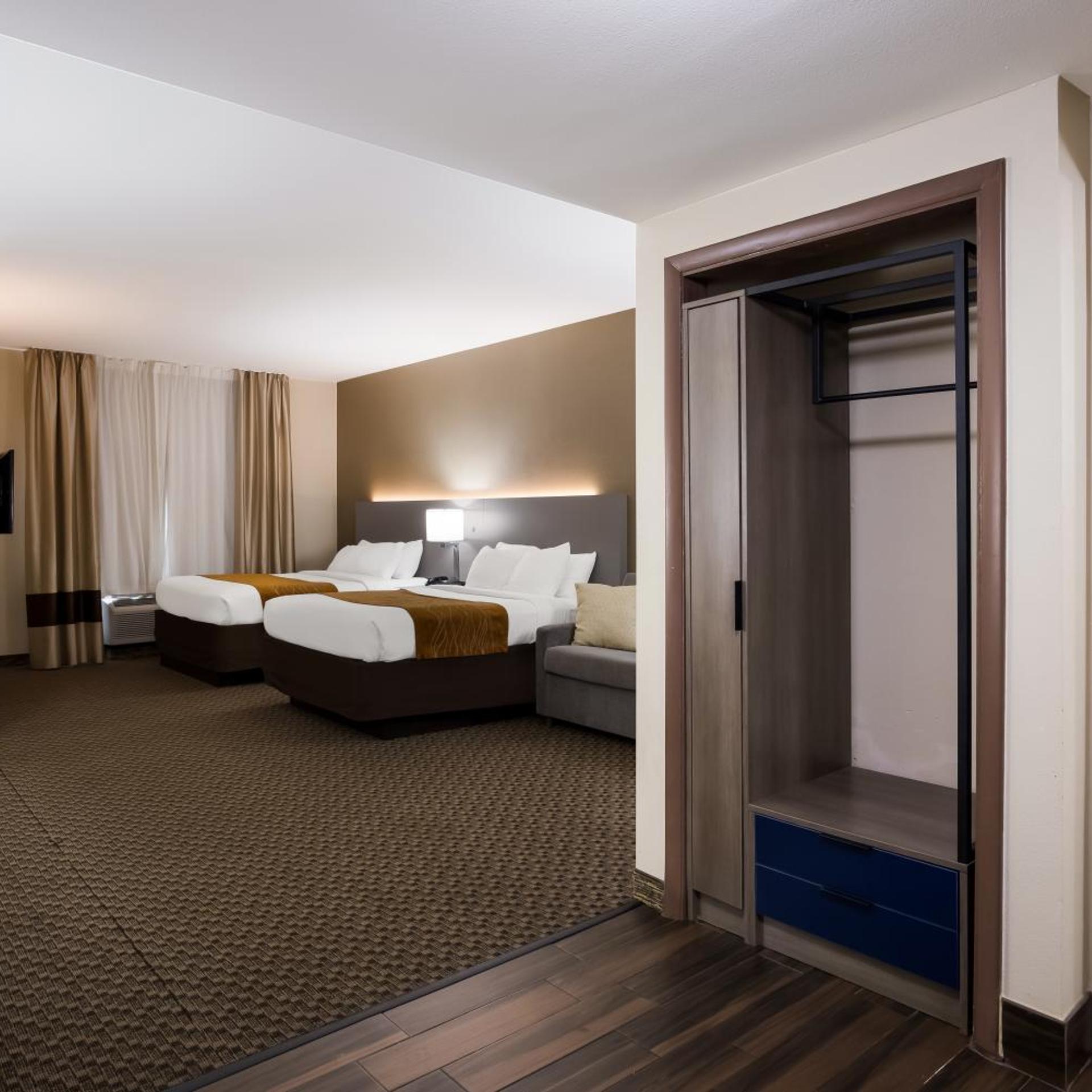 Suite, 2 Queen Beds, Jetted Tub