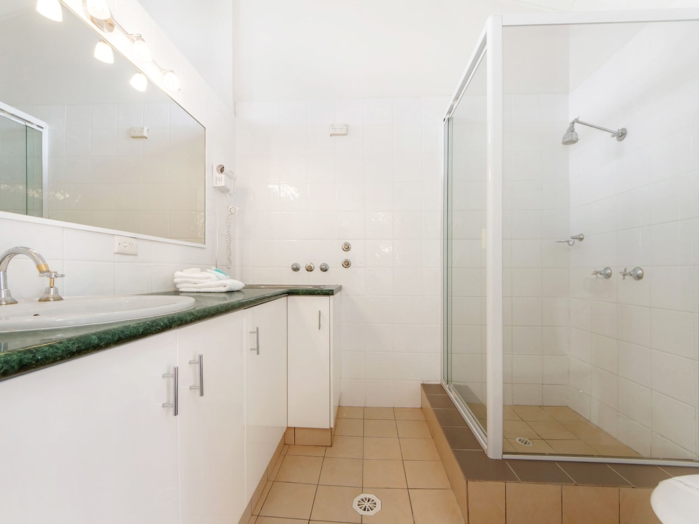 BEST WESTERN BROADBEACH TRAVEL INN APARTMENTS 68/70