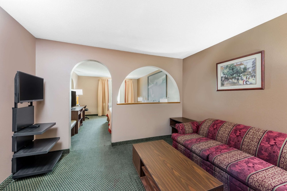 Super 8 by Wyndham Winfield/Quail Ridge Area 13/26