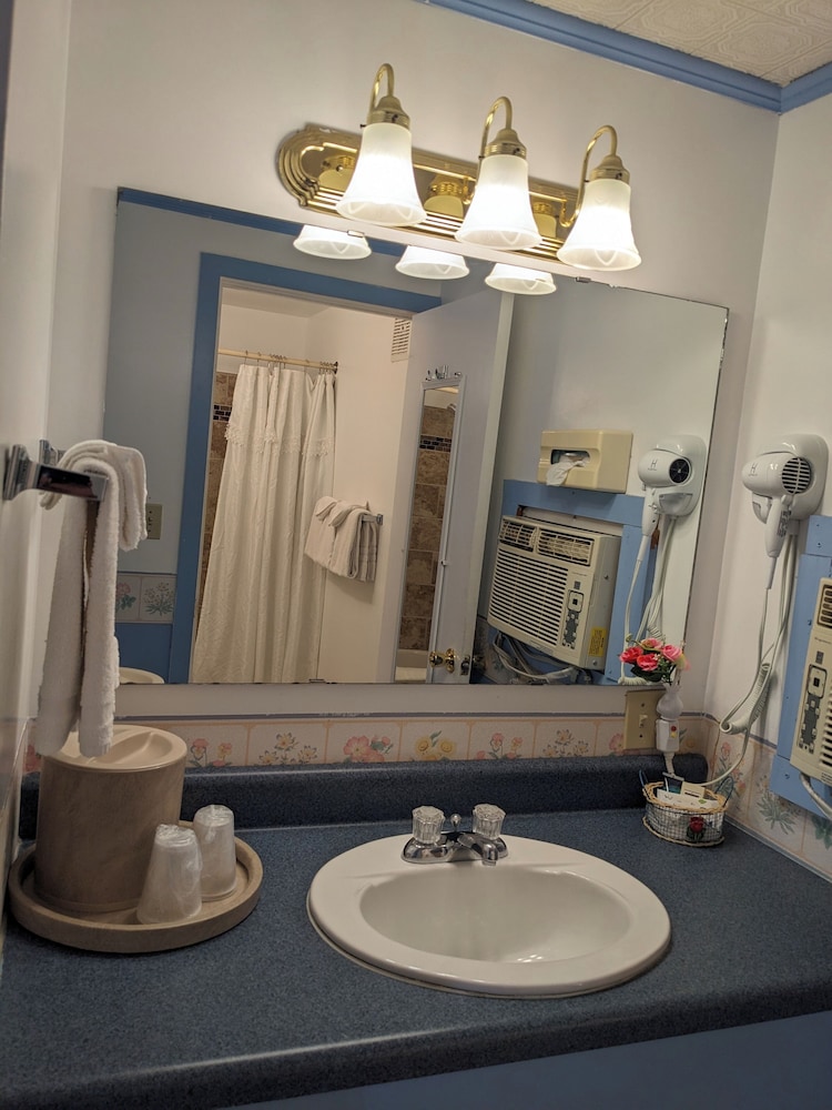 Bennington Motor Inn 34/35