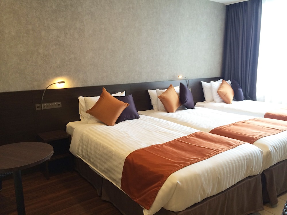 HOLLYWOOD, TWIN BEDS, 3 BEDS, PARTIAL HOLLYWOOD VIEW, MAIN TOWER
