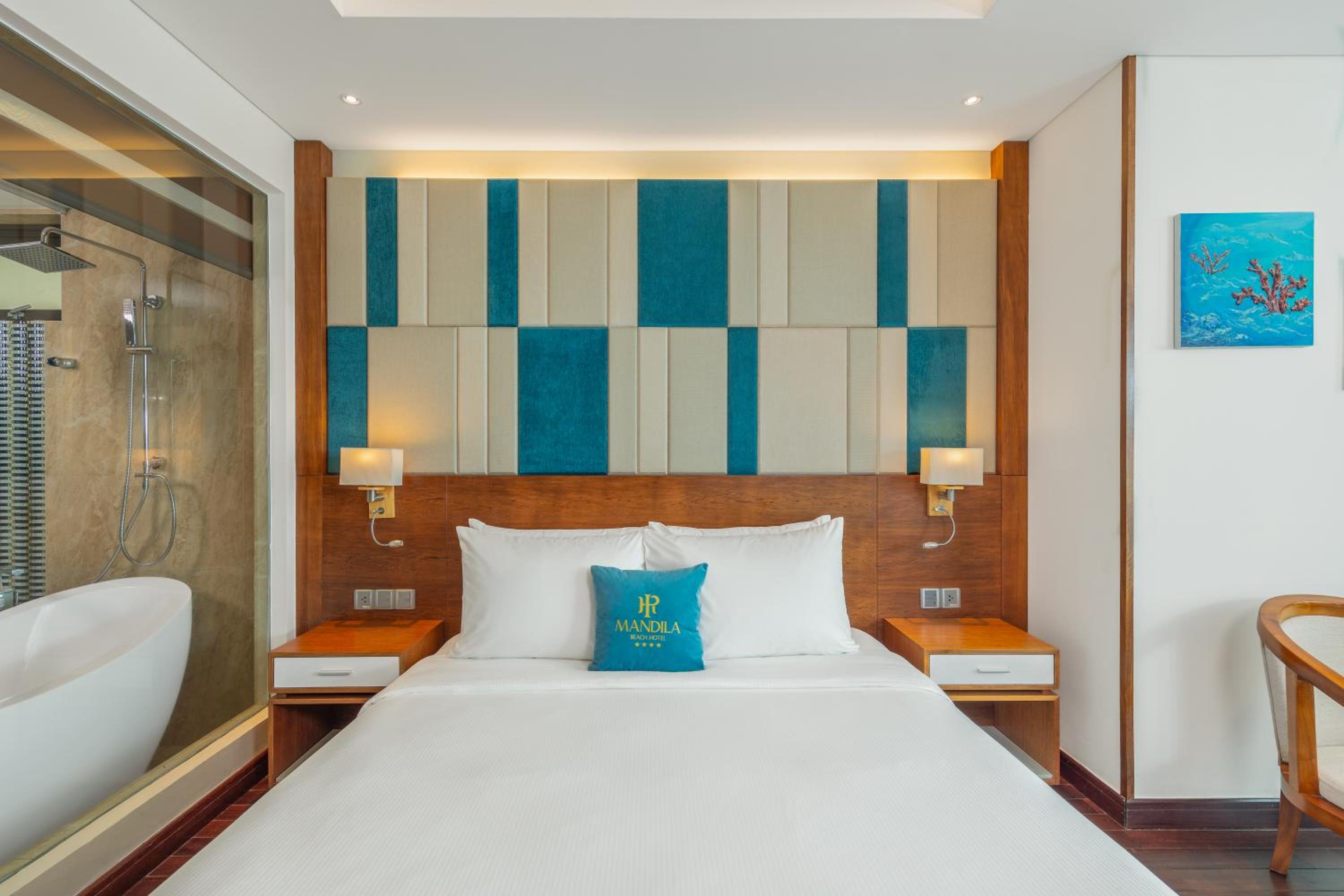 Deluxe, King Bed, Queen Bed, Ocean Front, Balcony 5/5