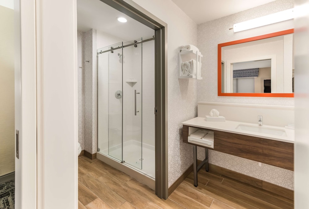 Hampton Inn and Suites Benton Harbor MI 20/47
