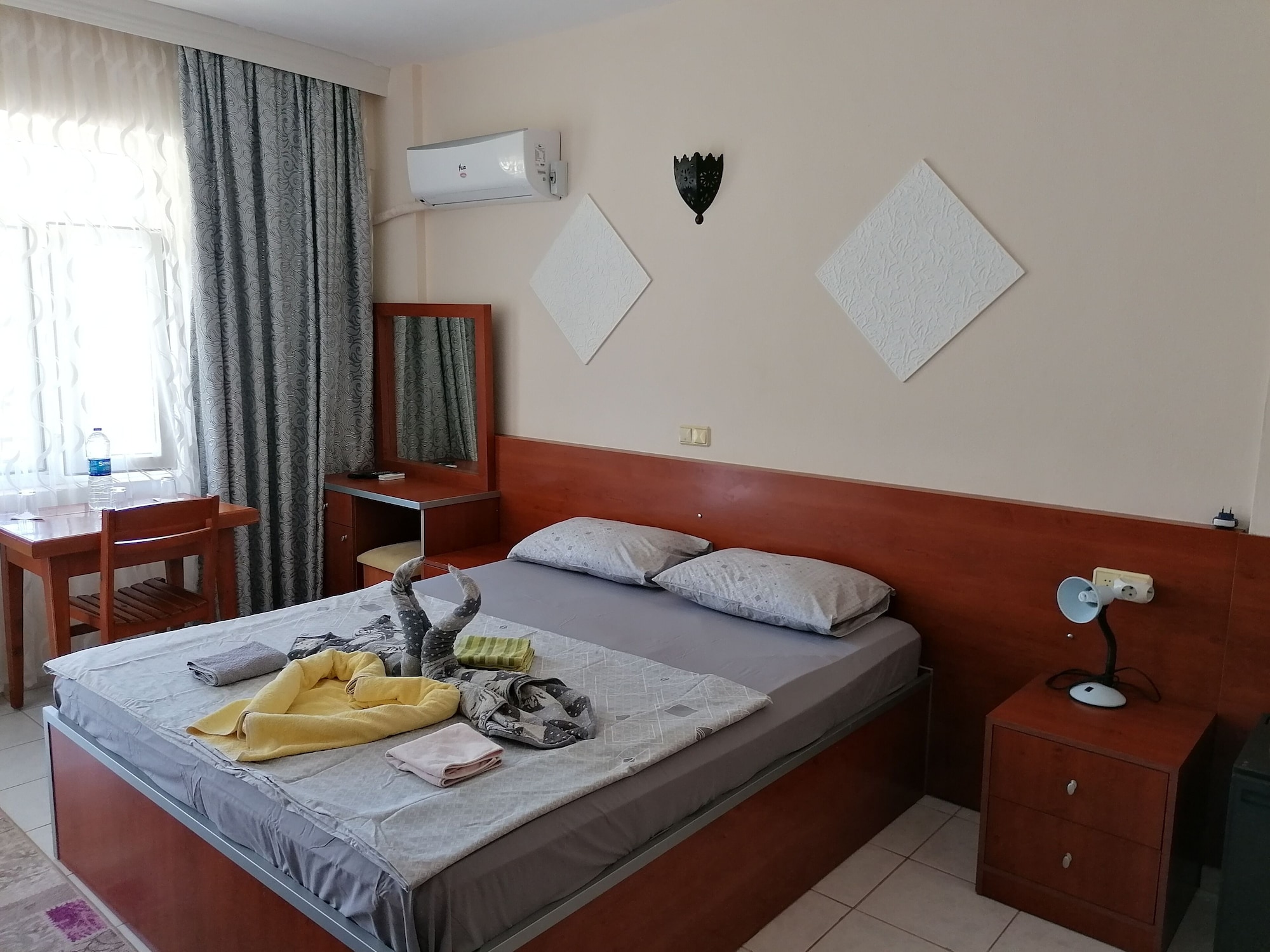 ROOM, SINGLE