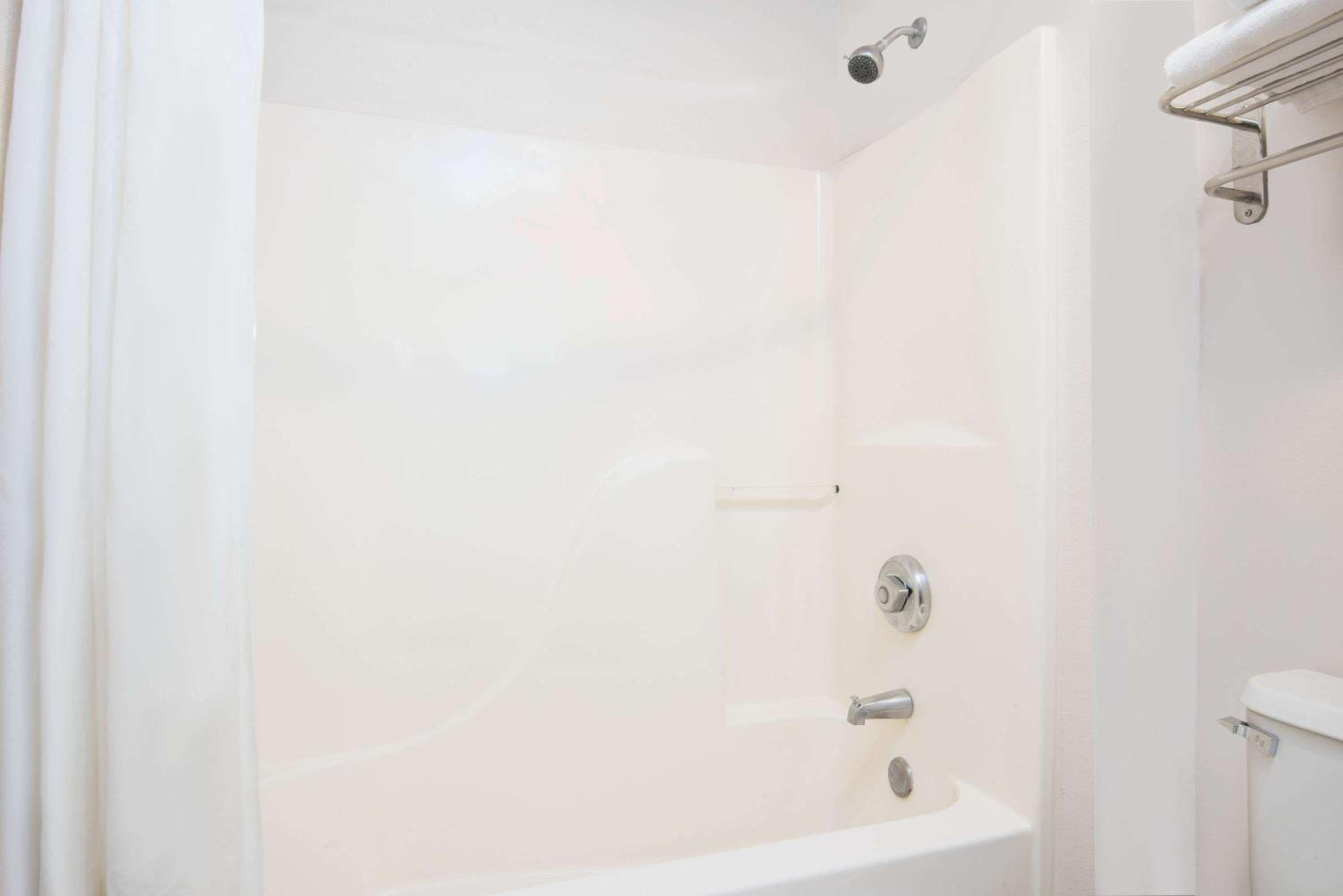 Hawthorn Suites by Wyndham Albuquerque 35/36