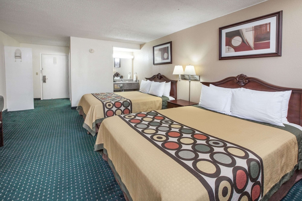 Super 8 By Wyndham Clinton 10/40
