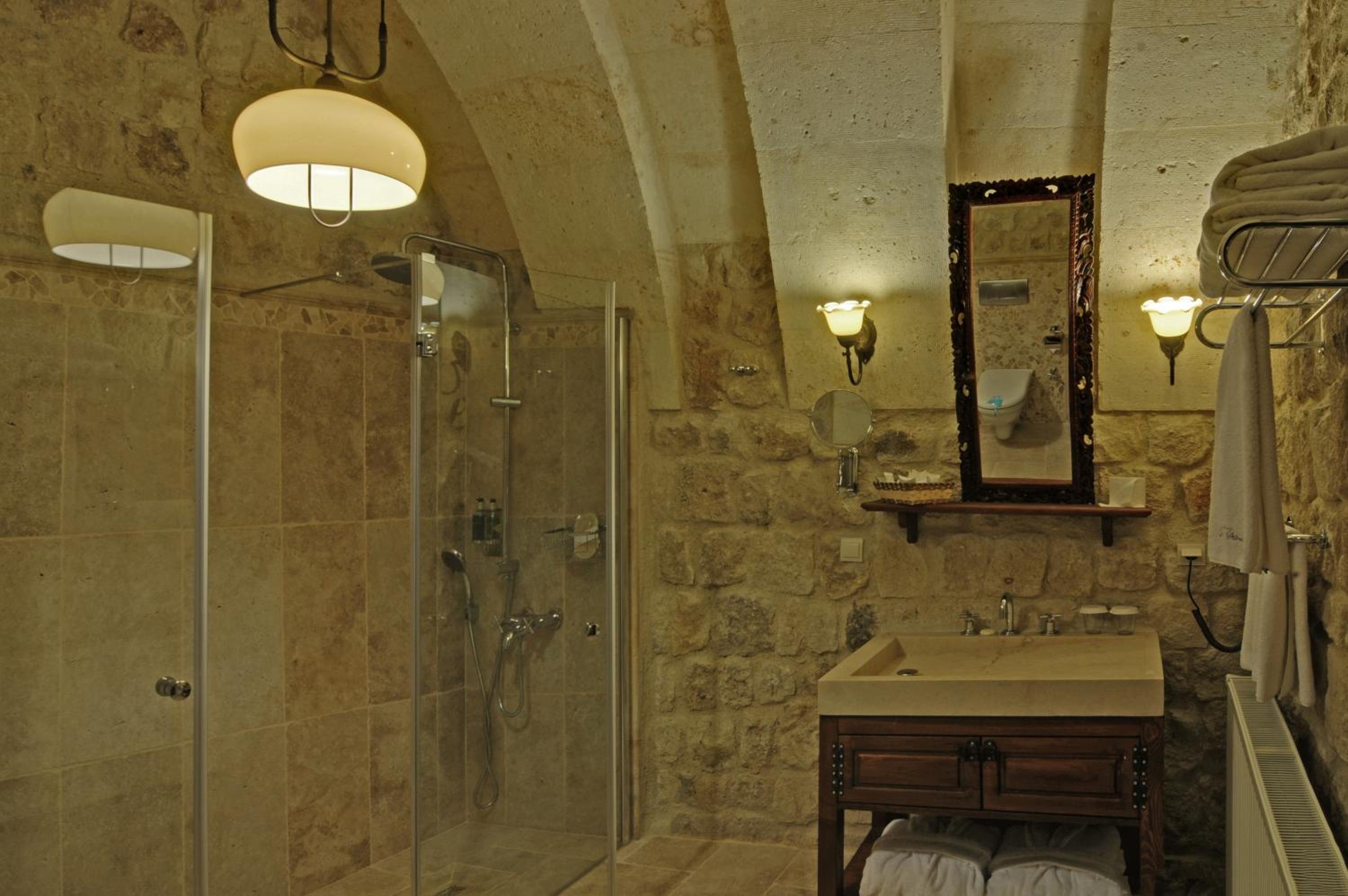 Cave, Standard، Dere Suites 5/8