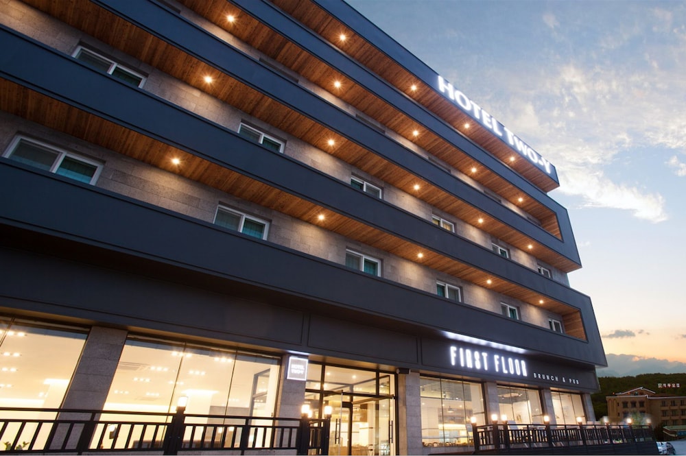 Hotel Two-Y 1/36