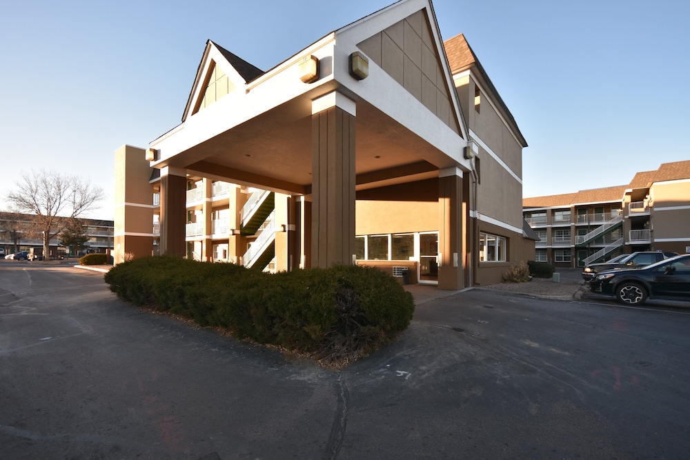 HomeTowne Studios by Red Roof Denver - Lakewood West 4/42