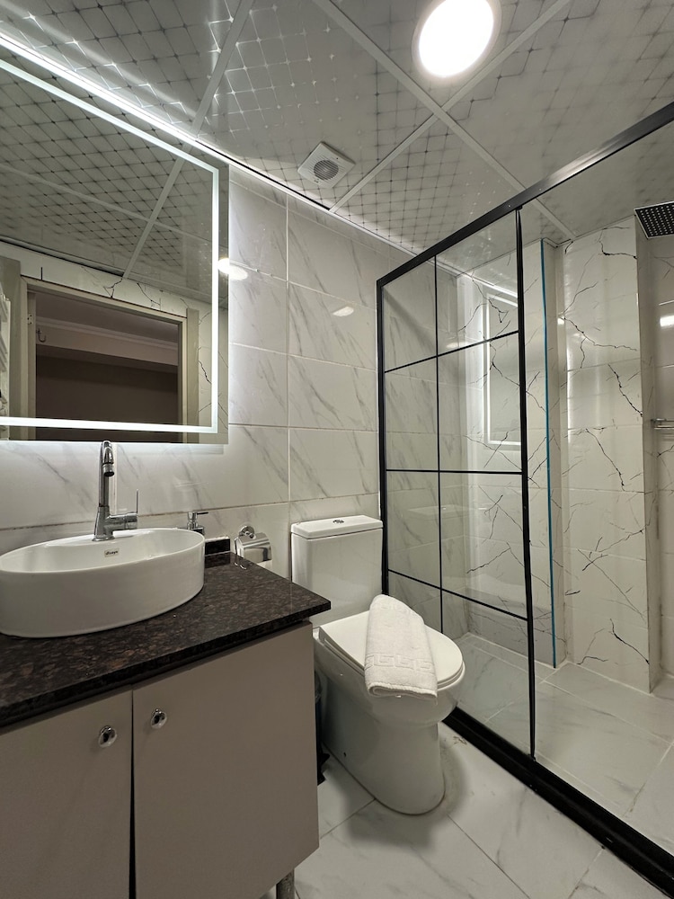 Peradise Hotel 48/50