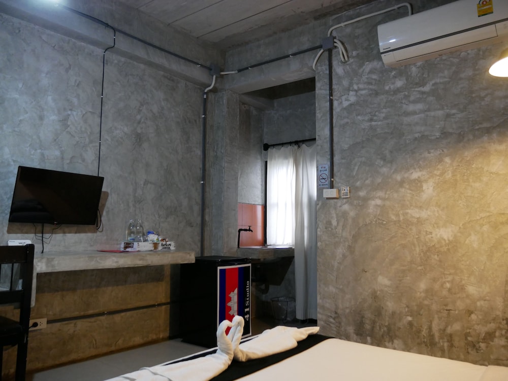 41 Studio - Adults Only 28/33