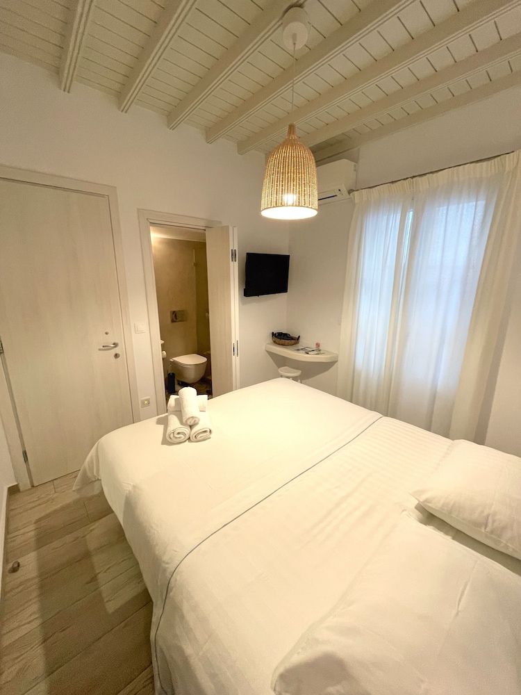 SINGLE, GROUND FLOOR