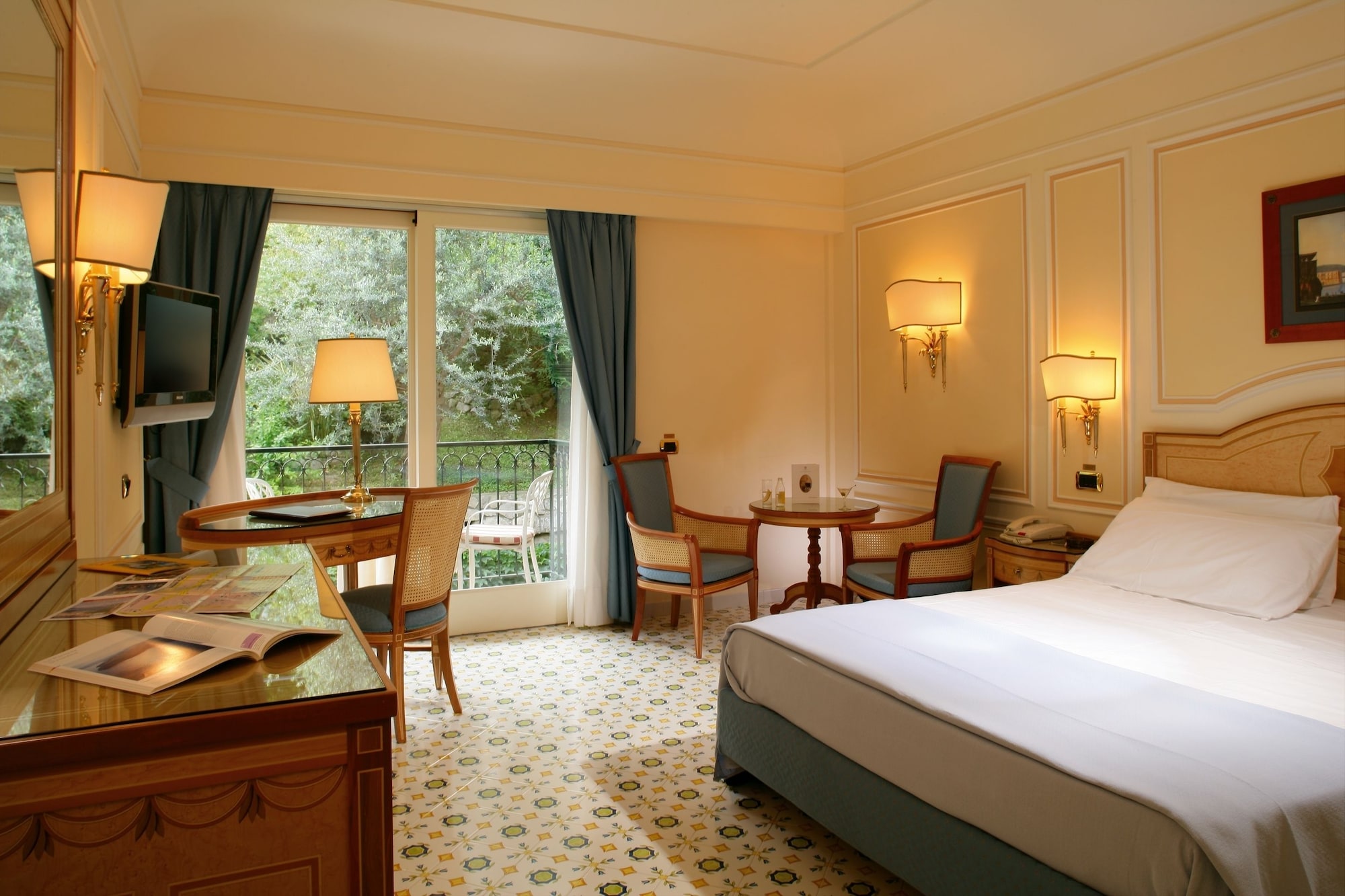 غرفة كلاسيكية بسريرين منفصلين بشرفة، Grand Hotel Capodimonte 2/4