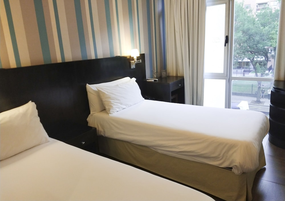 DELUXE, DOUBLE OR TWIN BED