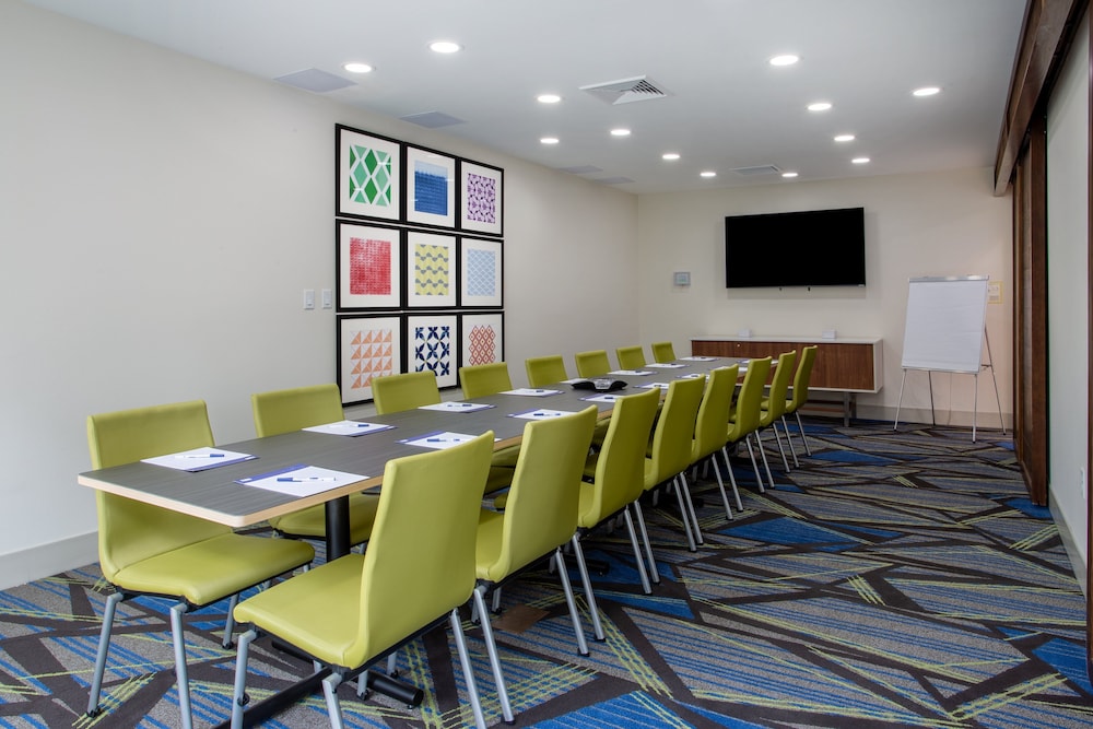 Holiday Inn Express And Suites Deland South 46/49