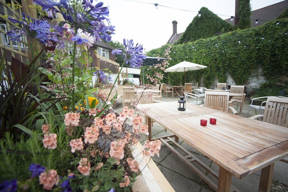 Norfolk Arms Hotel 31/55