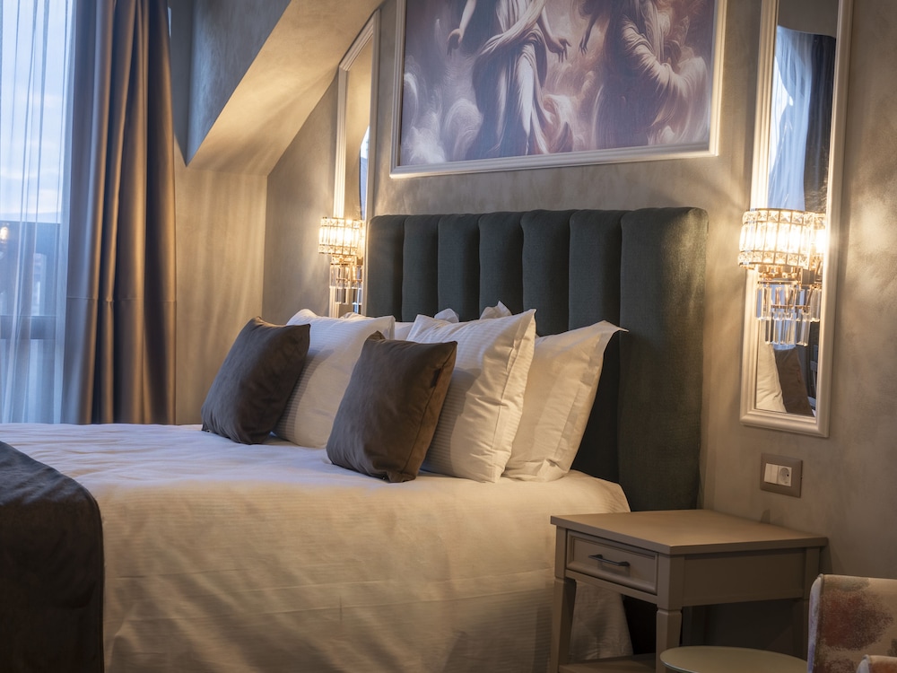 DELUXE, DOUBLE BED, MOUNTAIN VIEW