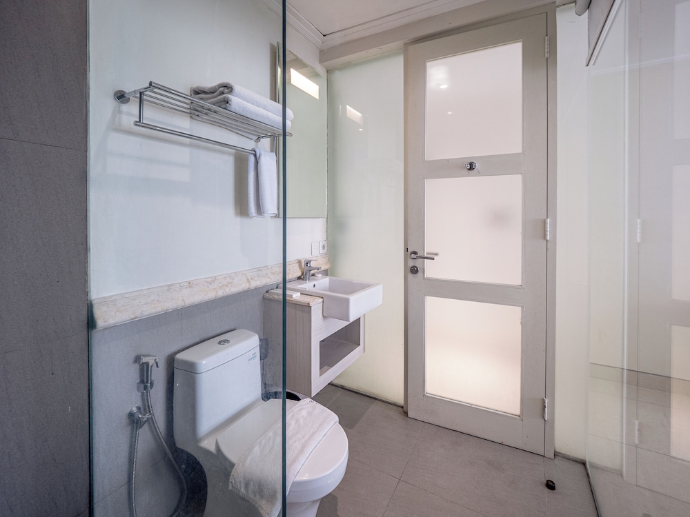 Alron Hotel Kuta Powered by Archipelago 65/67
