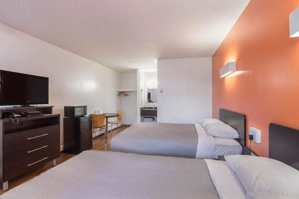غرفة قياسية بسريرين مزدوجين، Motel 6 Camrose, AB 2/4